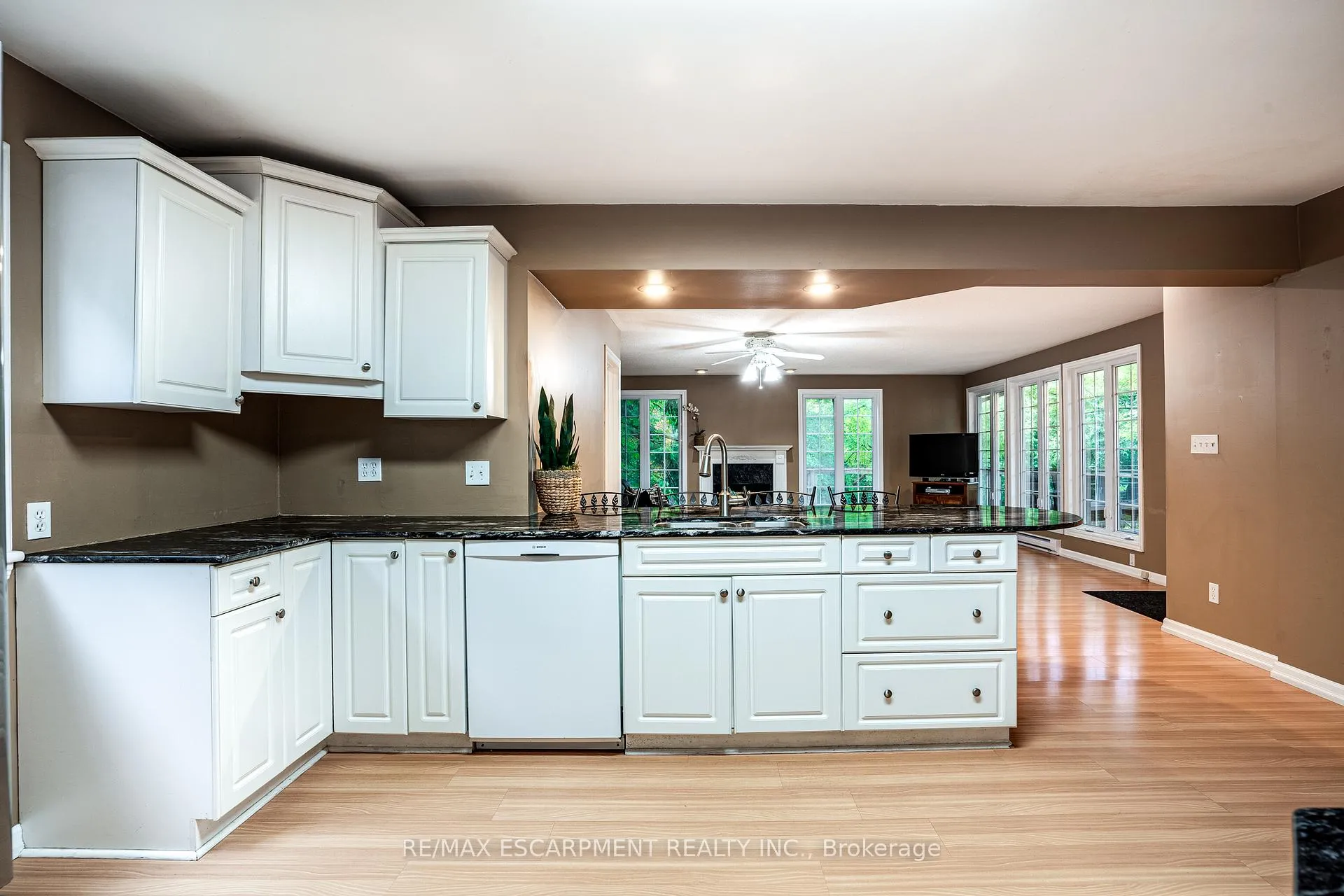 Photo 7 of 16 Durham Road, Hamilton, Stoney Creek — HOMEH