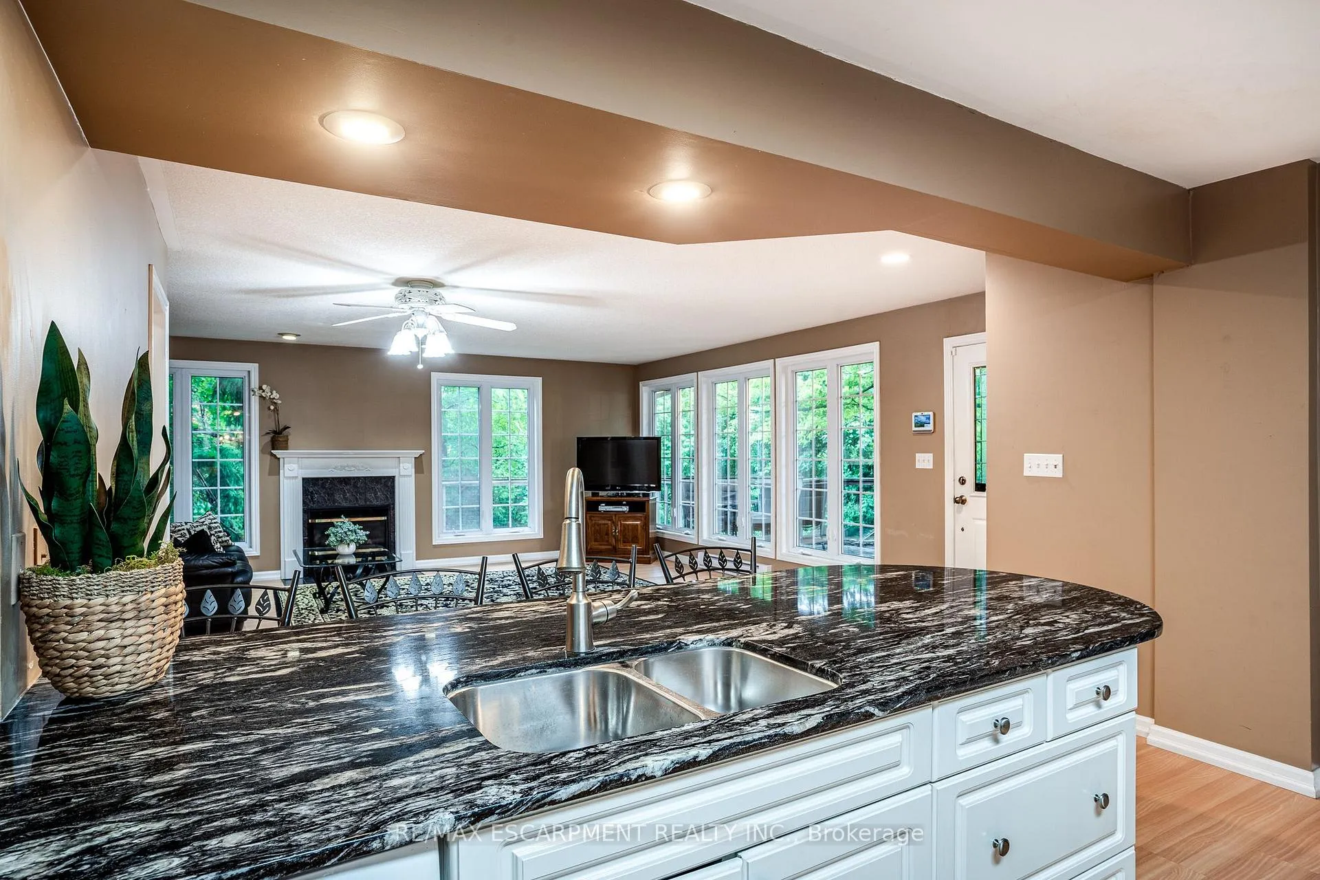 Photo 8 of 16 Durham Road, Hamilton, Stoney Creek — HOMEH
