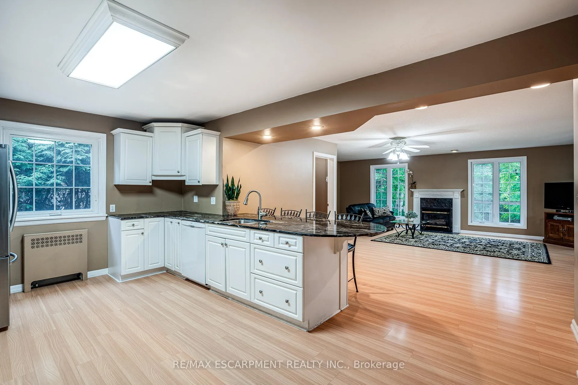 Photo 9 of 16 Durham Road, Hamilton, Stoney Creek — HOMEH