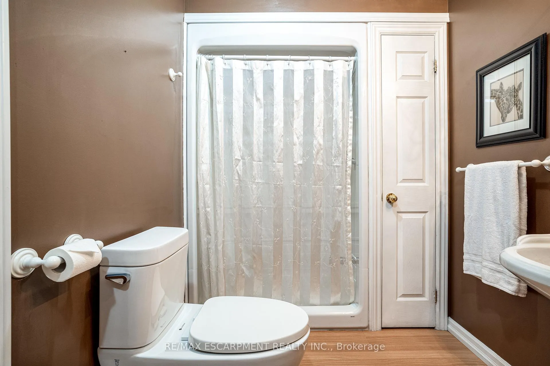 Photo 17 of 16 Durham Road, Hamilton, Stoney Creek — HOMEH