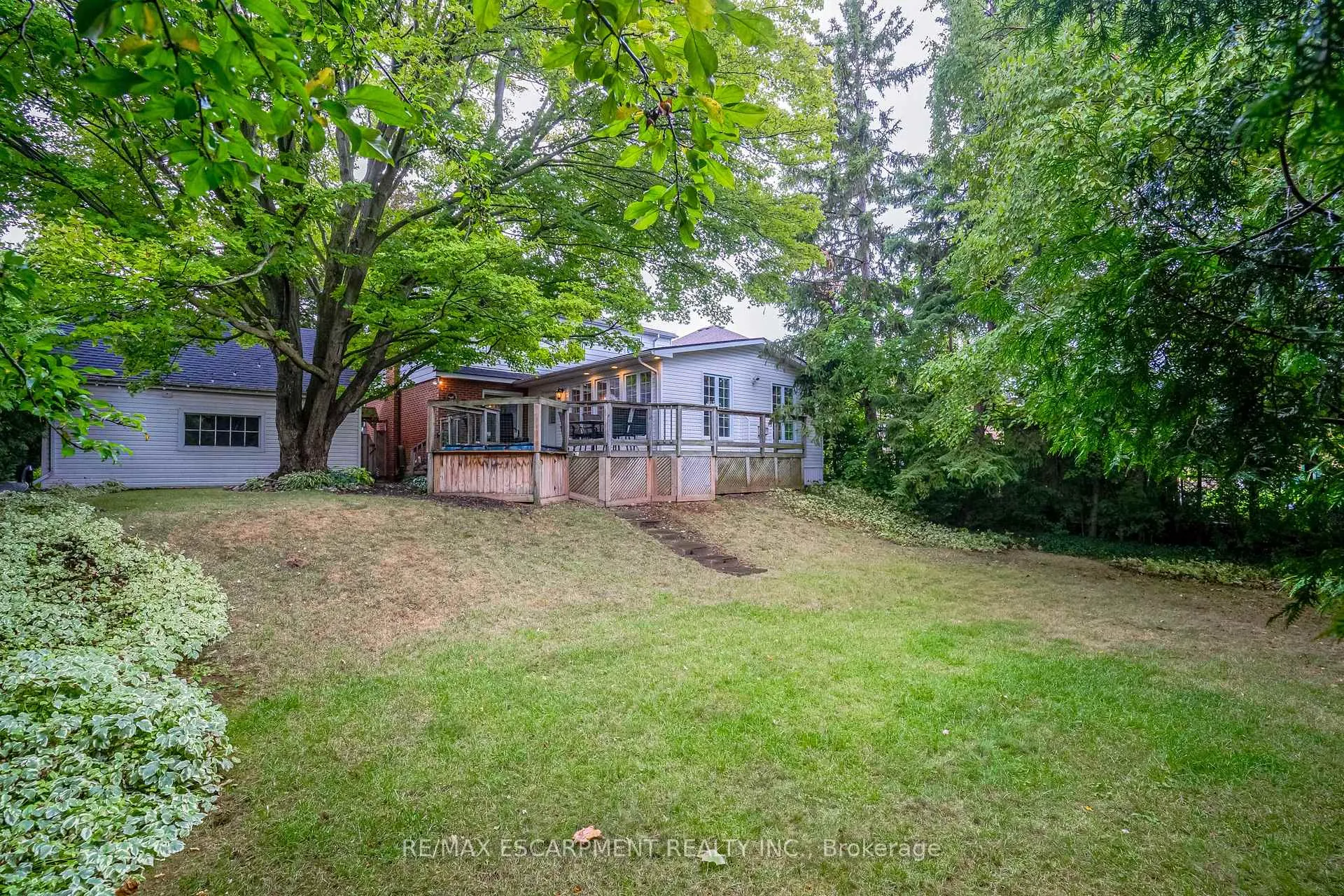 Photo 34 of 16 Durham Road, Hamilton, Stoney Creek — HOMEH