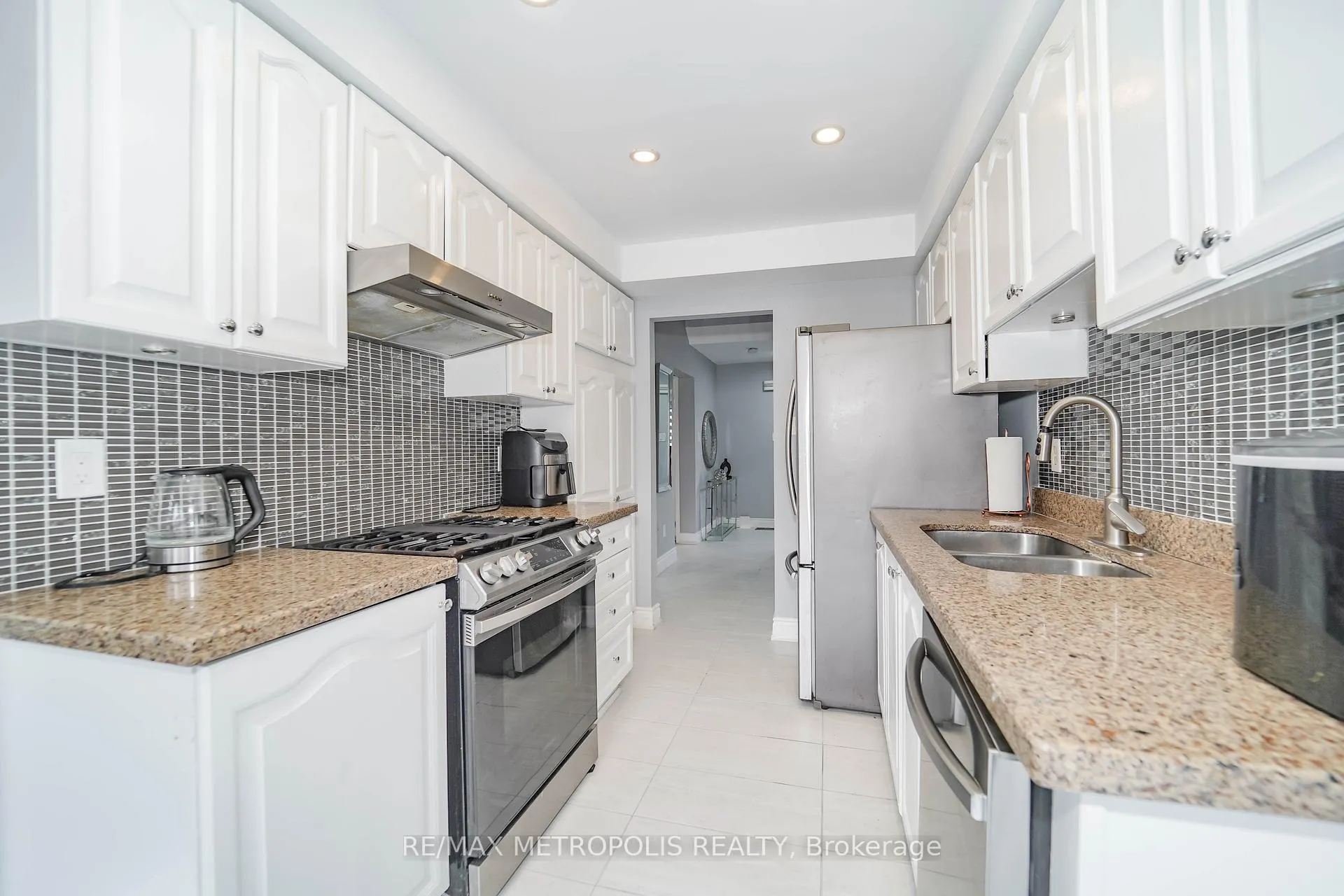 Photo 8 of 285 Senator Street, Pickering, Highbush — HOMEH