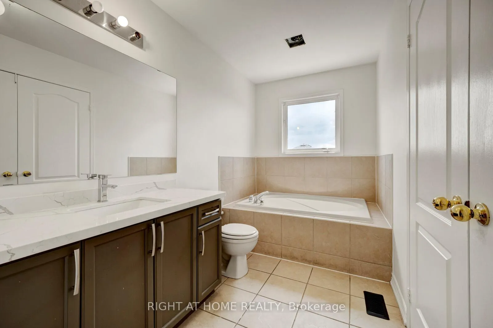 Photo 21 of 53 Feather Reed Way, Brampton, Sandringham-Wellington — HOMEH