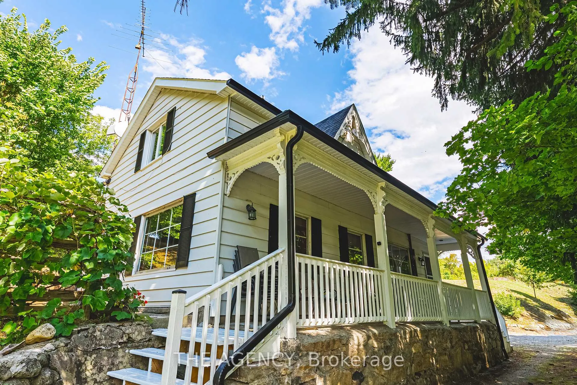 Photo 1 of 327 Campbell Avenue E, Milton, Campbellville — HOMEH