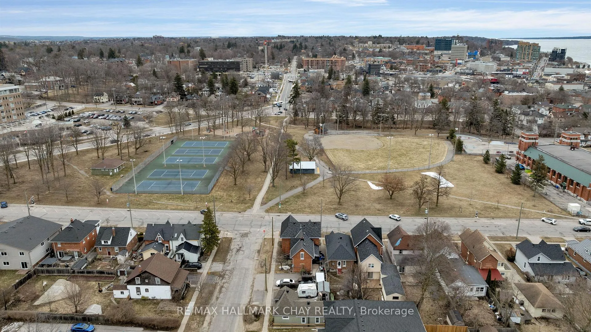Photo 4 of 66 Parkside Drive, Barrie, Queen's Park — HOMEH