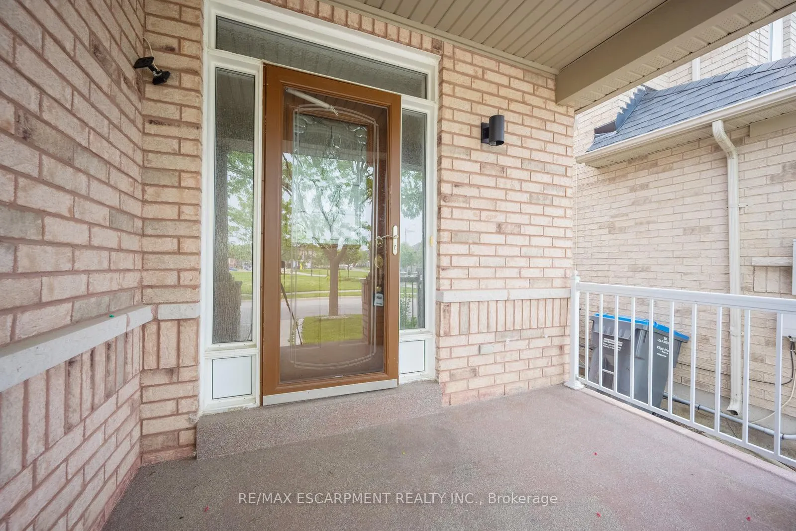 Photo 2 of 27 Putnam Drive, Brampton, Fletcher's Meadow — HOMEH