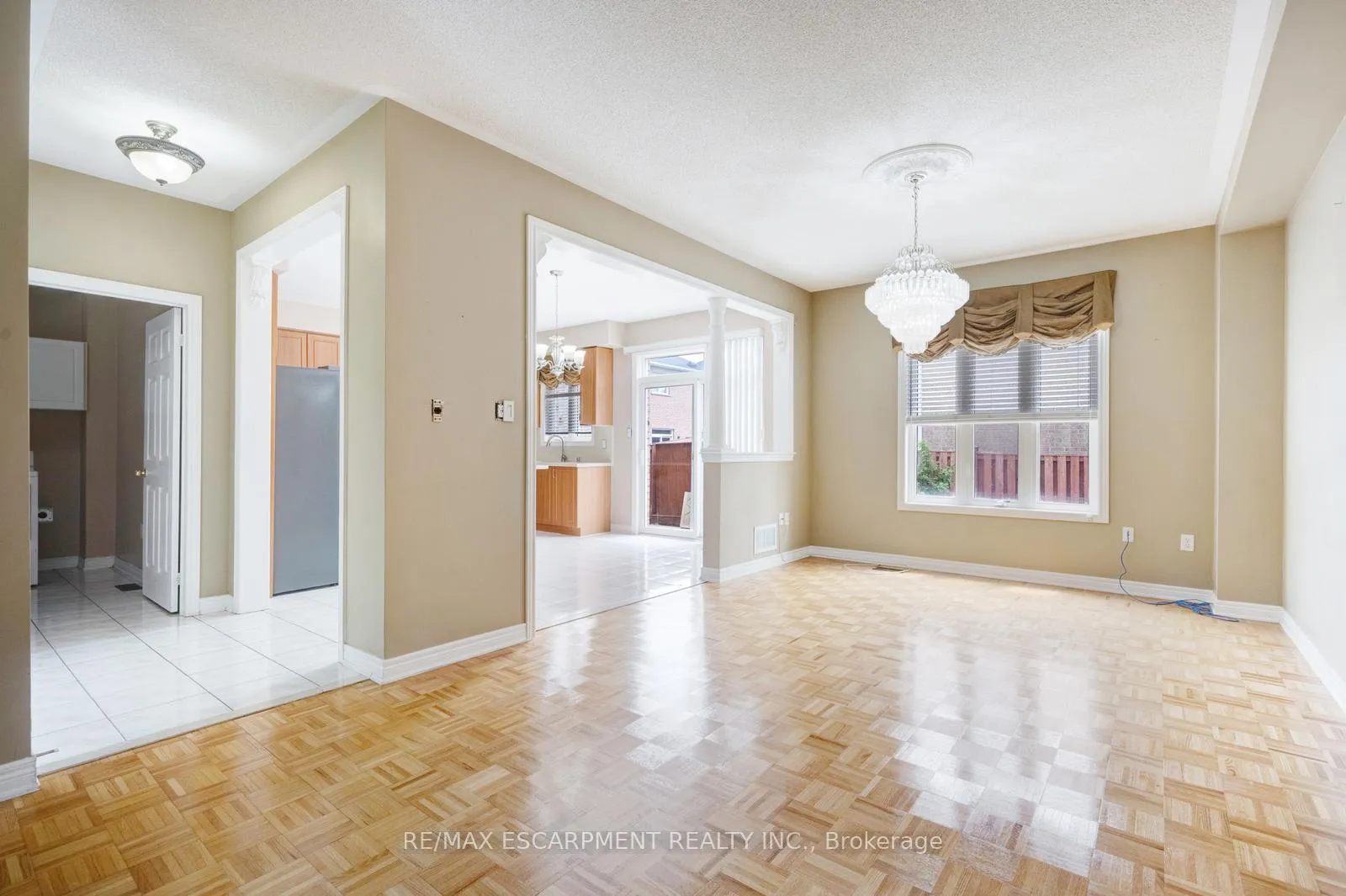 Photo 5 of 27 Putnam Drive, Brampton, Fletcher's Meadow — HOMEH