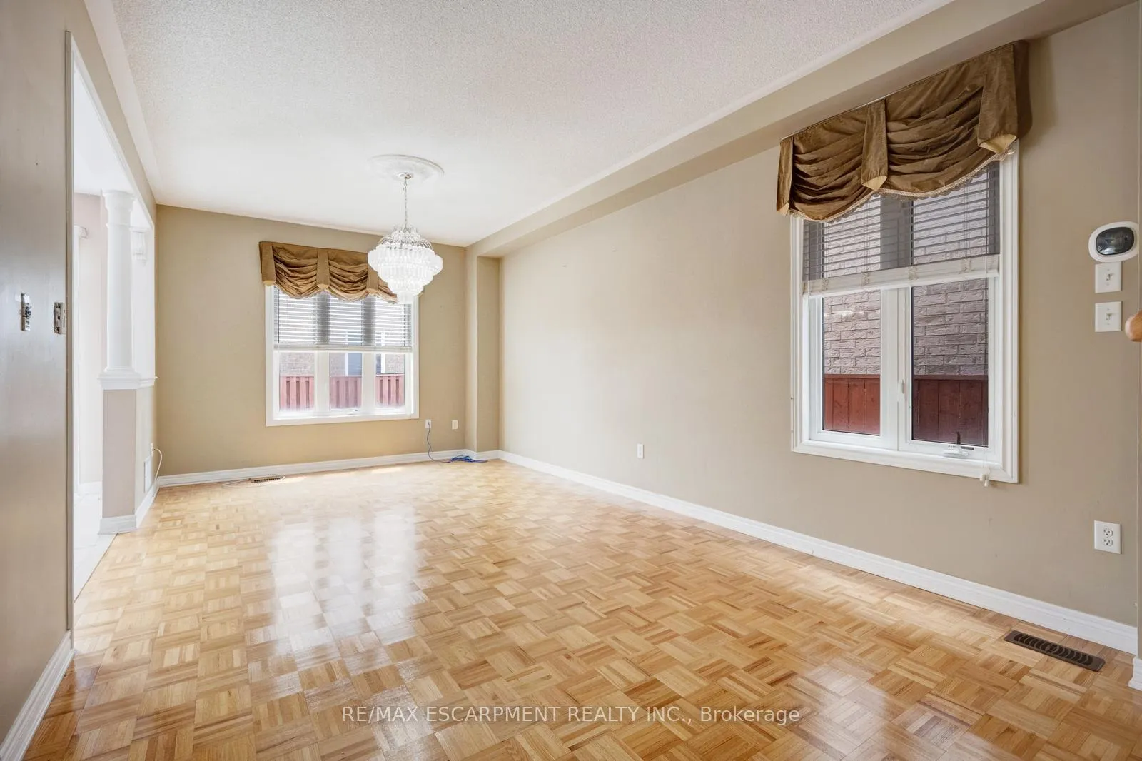 Photo 6 of 27 Putnam Drive, Brampton, Fletcher's Meadow — HOMEH