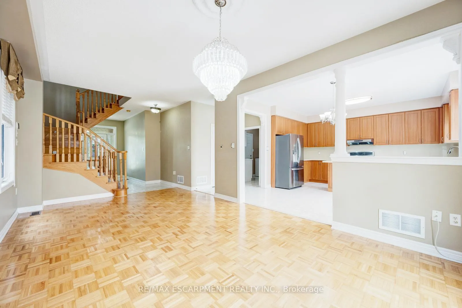 Photo 7 of 27 Putnam Drive, Brampton, Fletcher's Meadow — HOMEH