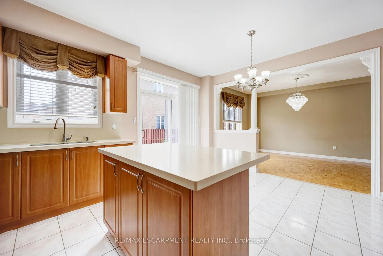 Photo 10 of 27 Putnam Drive, Brampton, Fletcher's Meadow — HOMEH