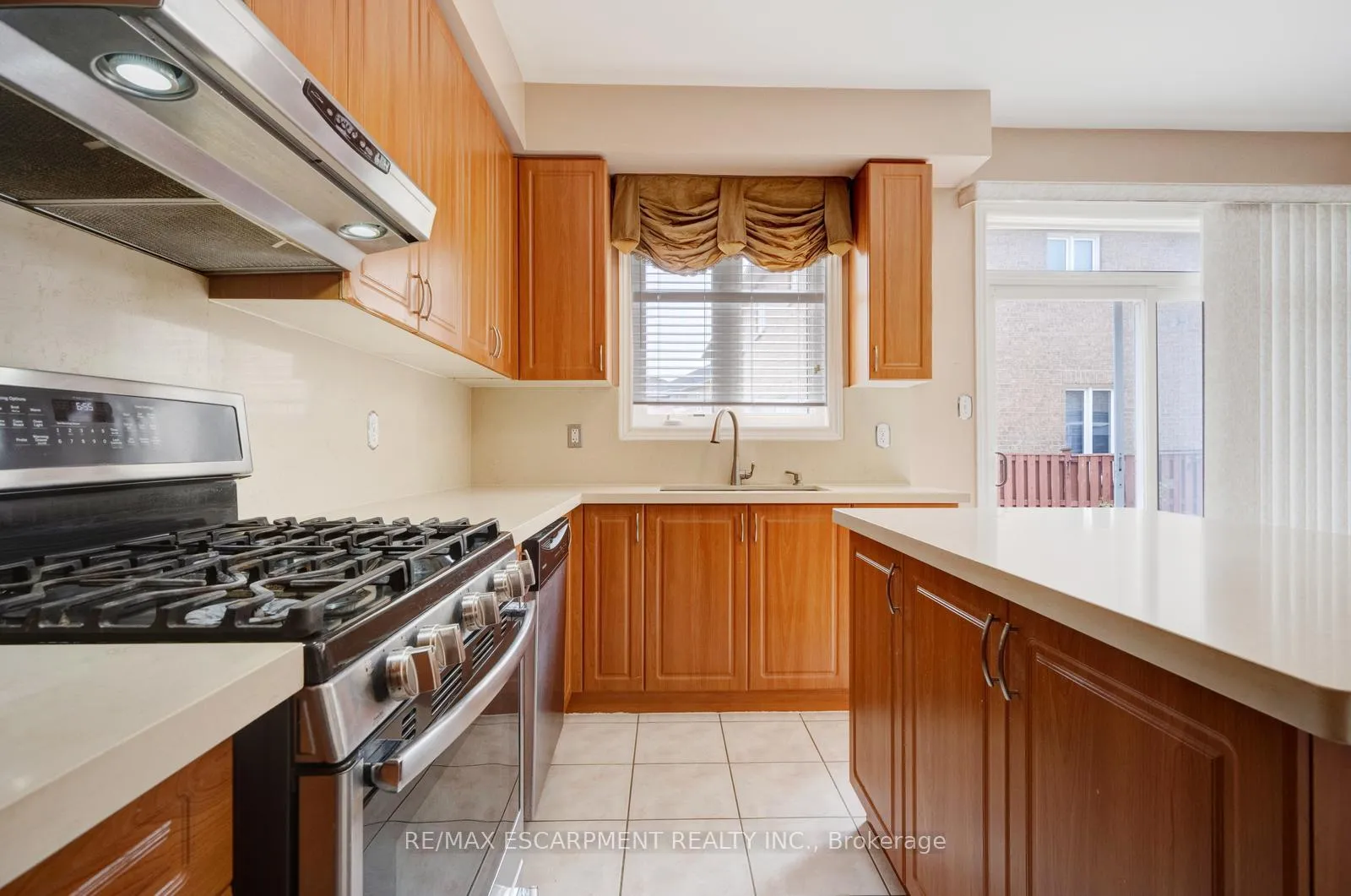 Photo 11 of 27 Putnam Drive, Brampton, Fletcher's Meadow — HOMEH