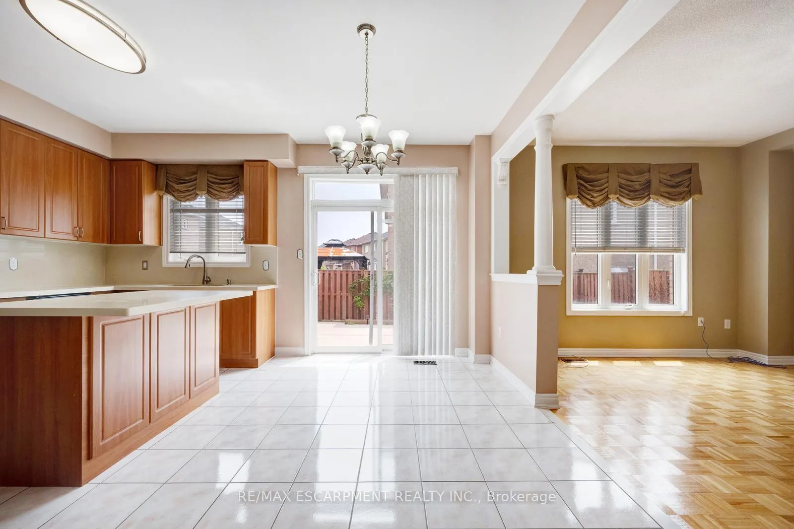 Photo 12 of 27 Putnam Drive, Brampton, Fletcher's Meadow — HOMEH