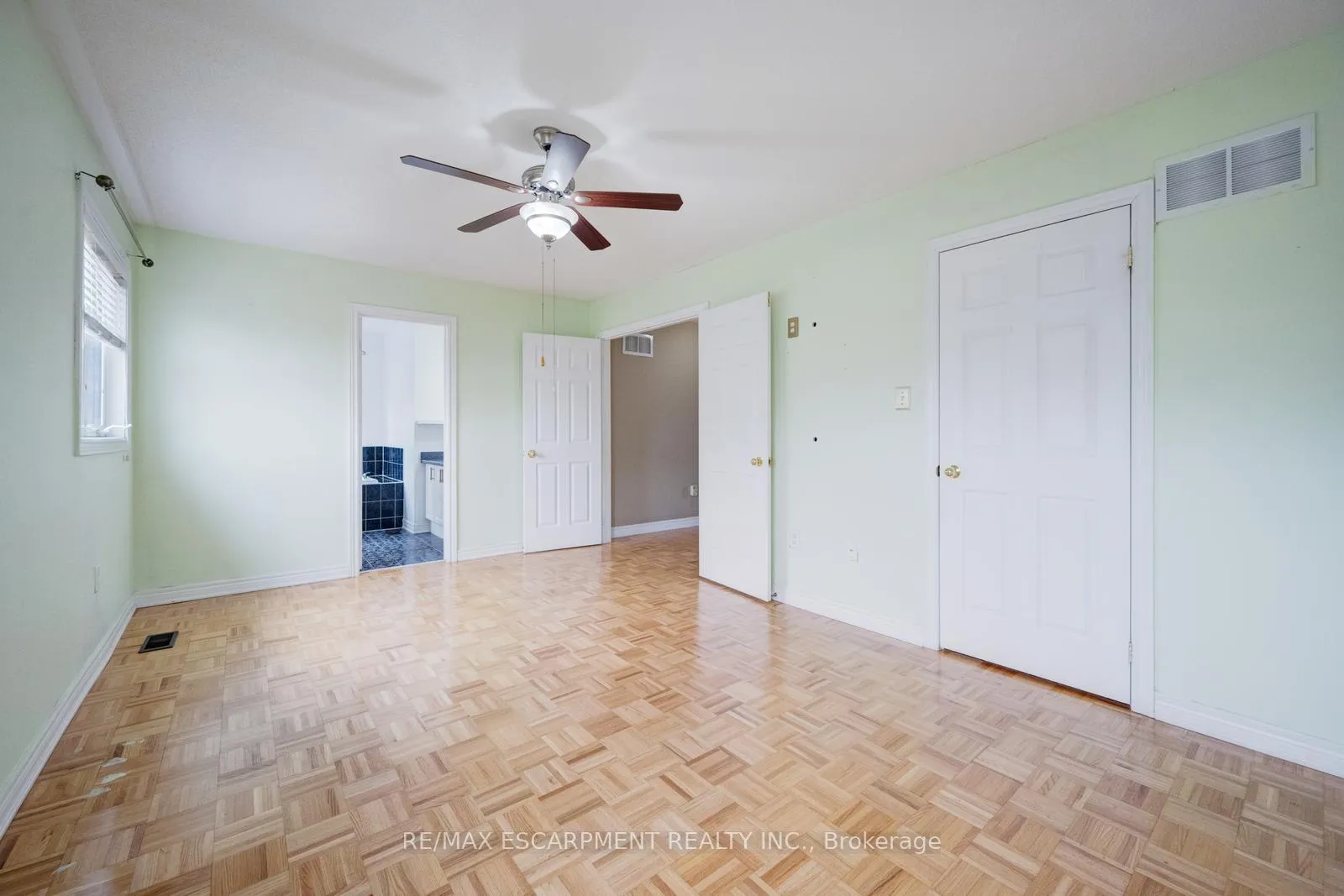 Photo 17 of 27 Putnam Drive, Brampton, Fletcher's Meadow — HOMEH