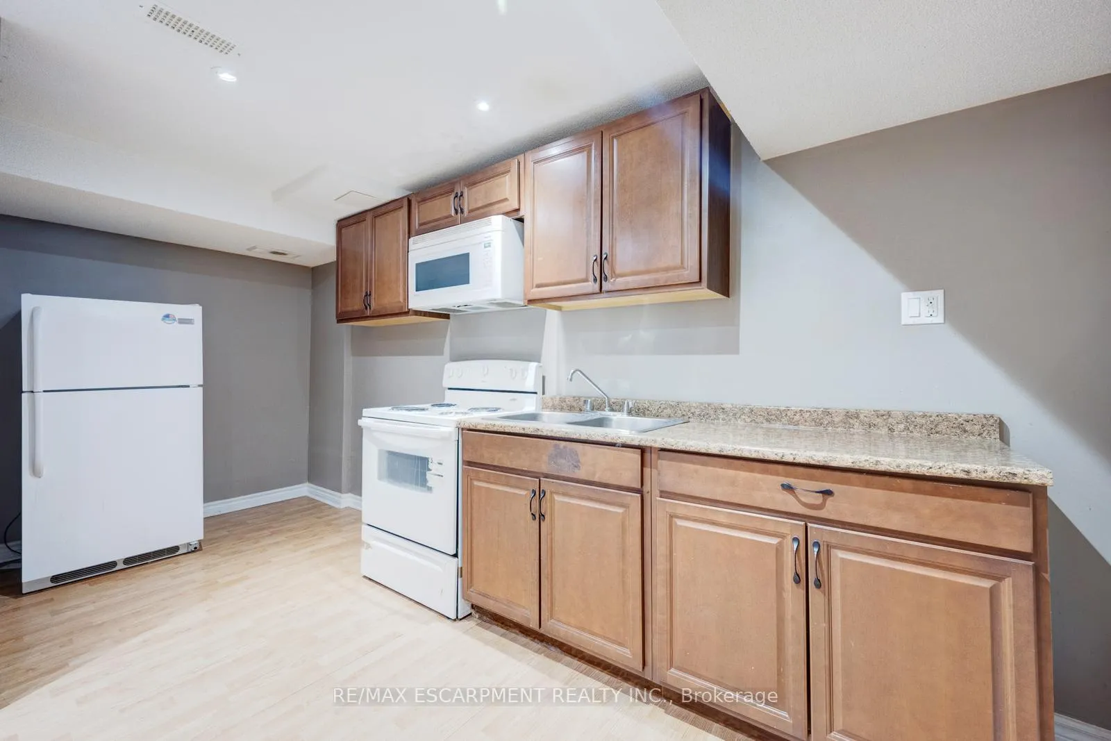 Photo 34 of 27 Putnam Drive, Brampton, Fletcher's Meadow — HOMEH