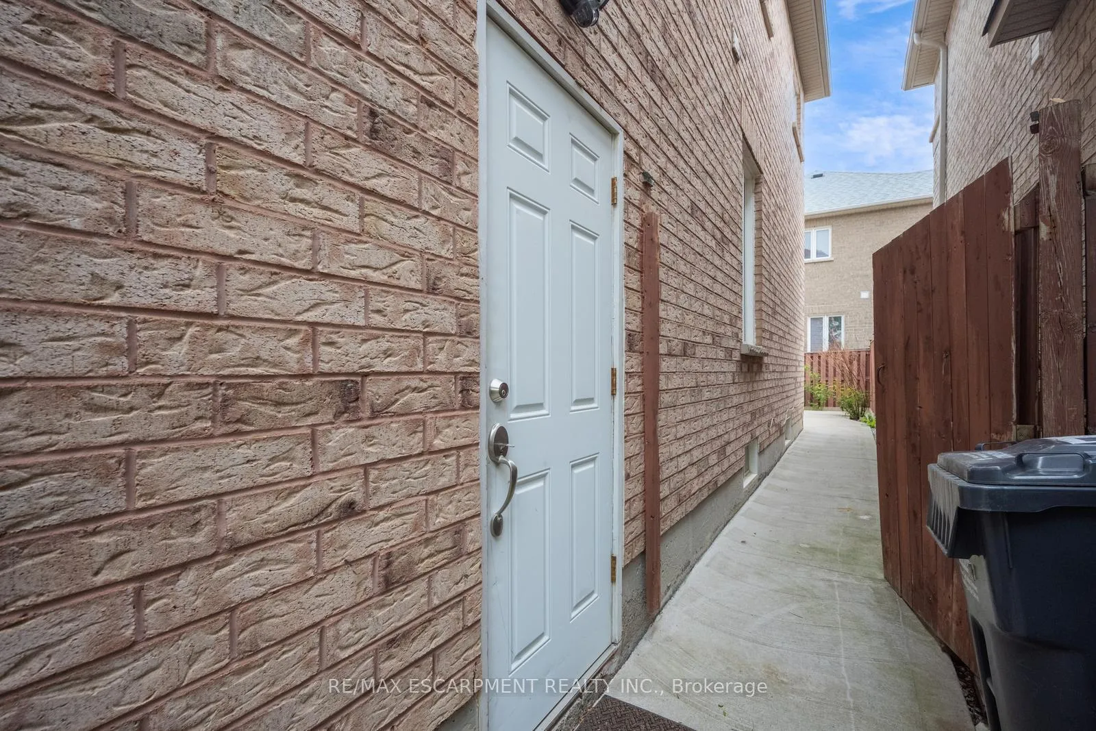 Photo 38 of 27 Putnam Drive, Brampton, Fletcher's Meadow — HOMEH