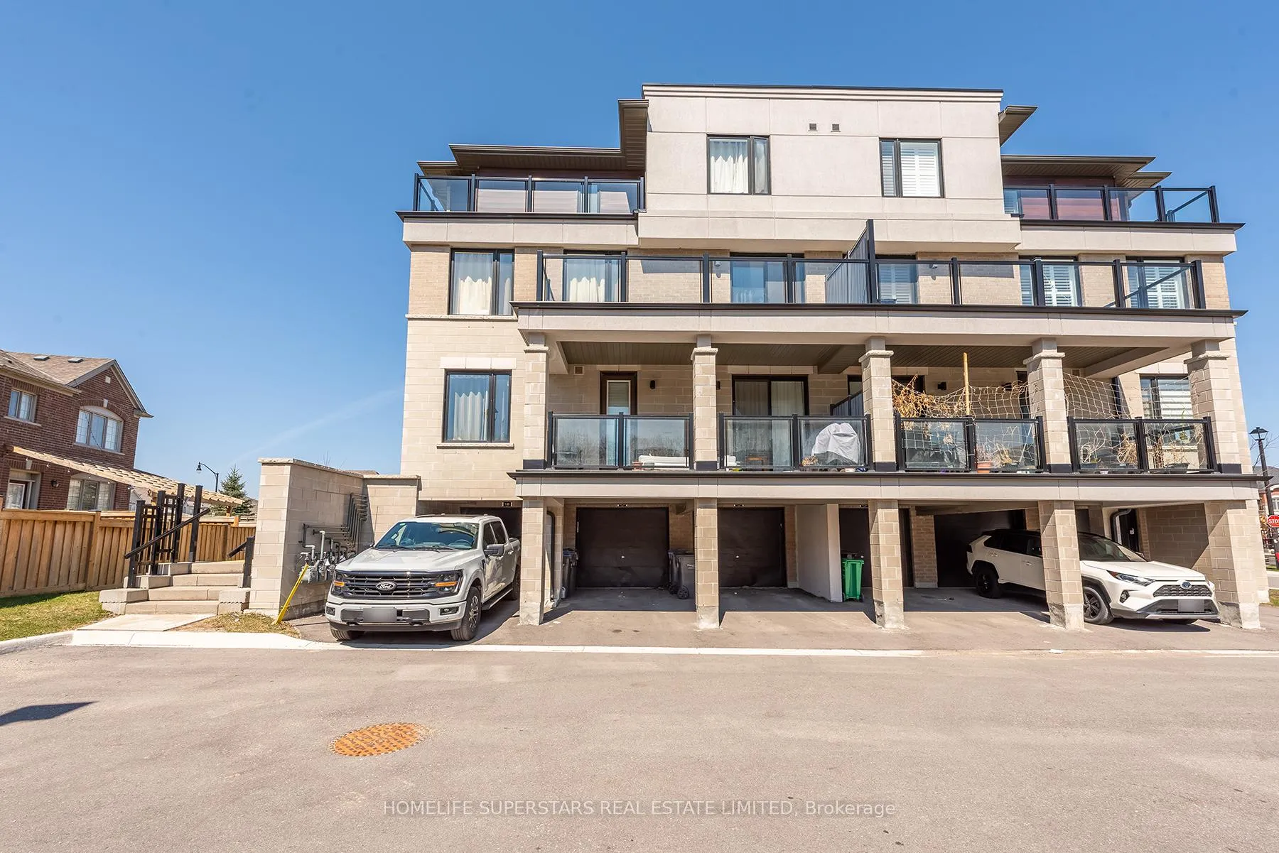 Photo 2 of Unit 3, 10 Knotsberry Circle, Brampton, Bram West — HOMEH