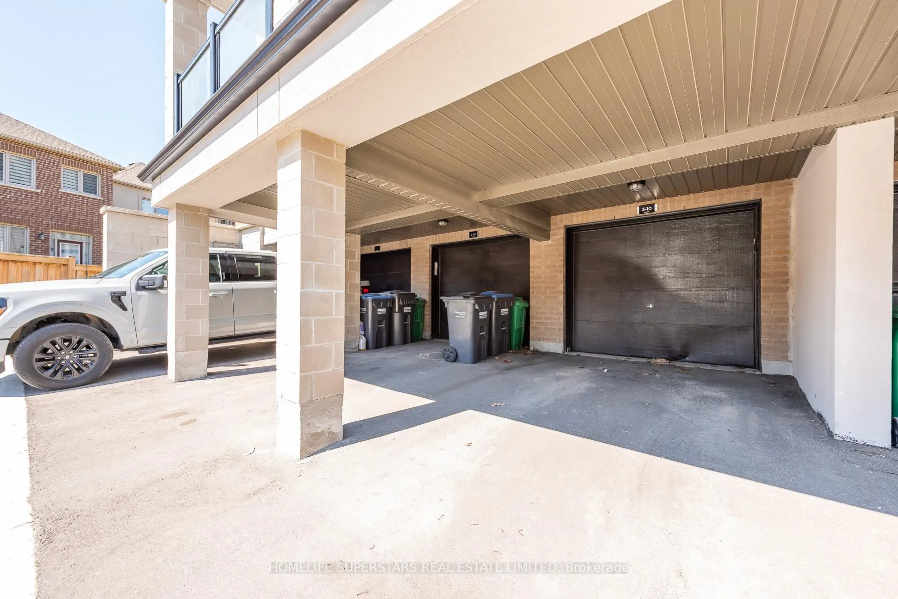Photo 3 of Unit 3, 10 Knotsberry Circle, Brampton, Bram West — HOMEH