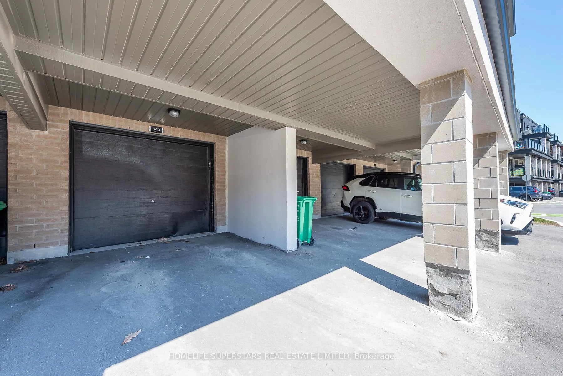Photo 4 of Unit 3, 10 Knotsberry Circle, Brampton, Bram West — HOMEH