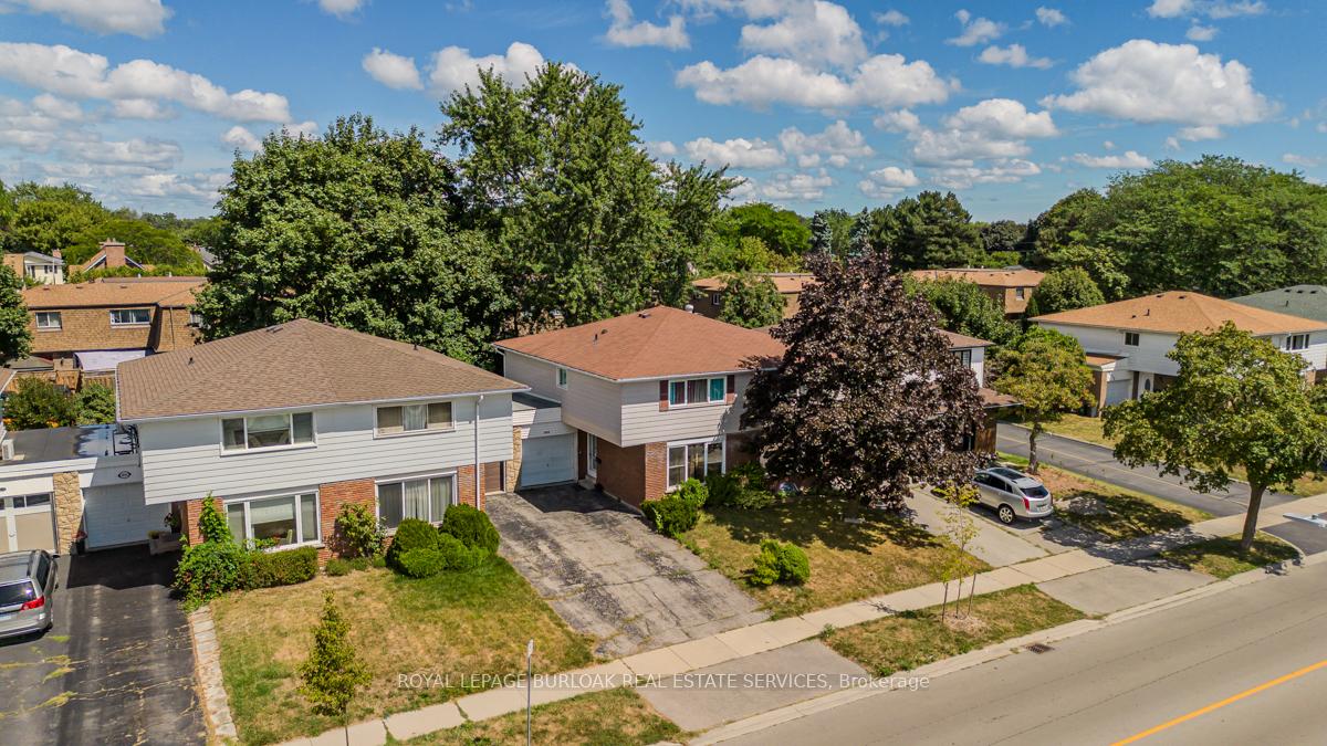 Photo 3 of 4050 Longmoor Drive, Burlington, Shoreacres — HOMEH