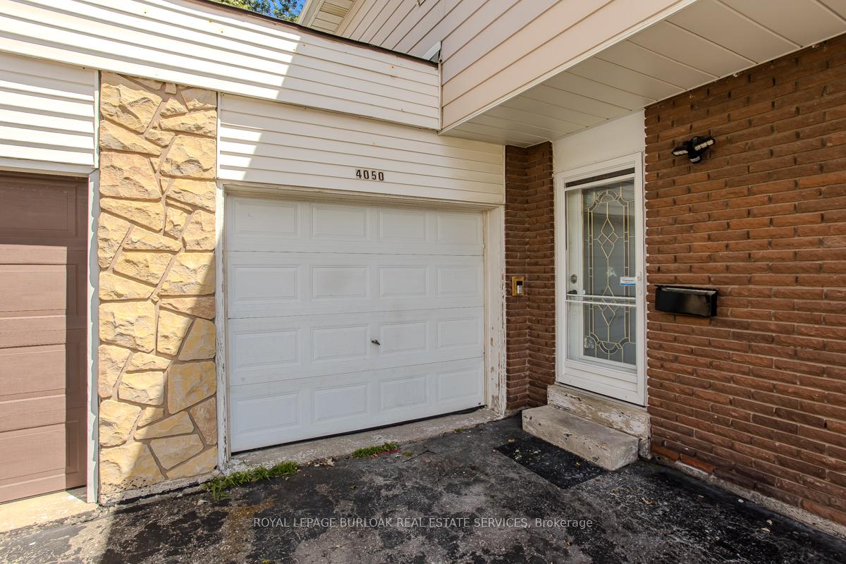 Photo 4 of 4050 Longmoor Drive, Burlington, Shoreacres — HOMEH