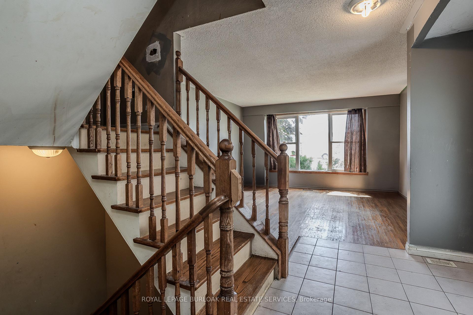 Photo 5 of 4050 Longmoor Drive, Burlington, Shoreacres — HOMEH