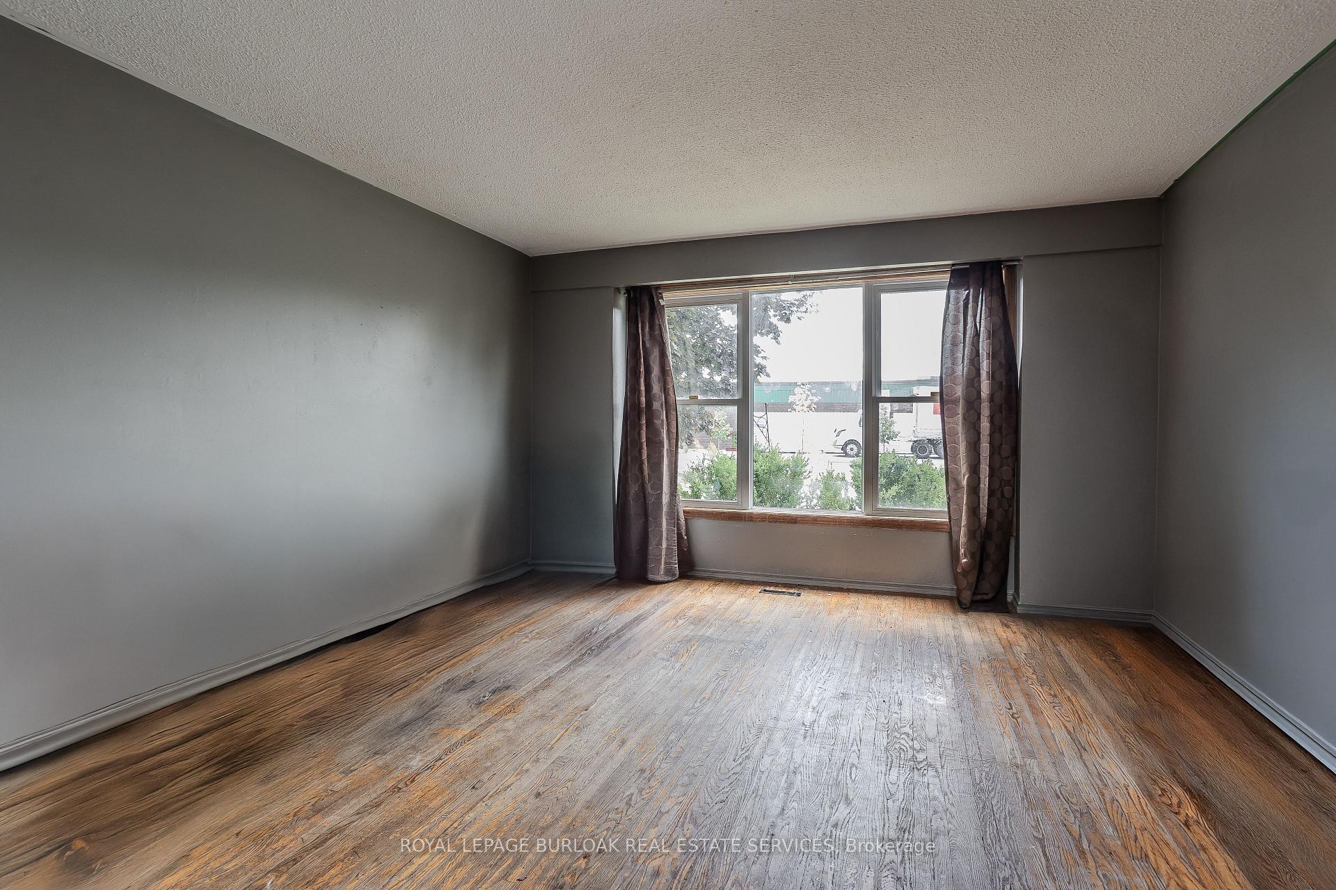 Photo 6 of 4050 Longmoor Drive, Burlington, Shoreacres — HOMEH