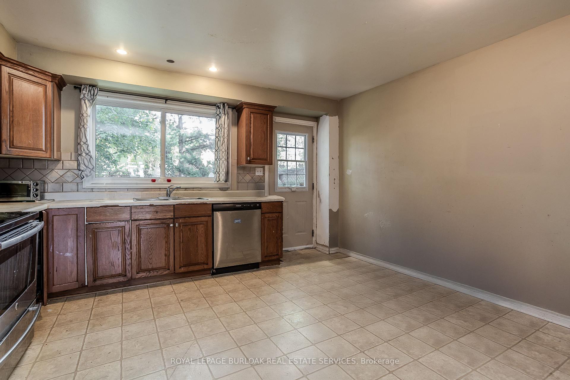 Photo 9 of 4050 Longmoor Drive, Burlington, Shoreacres — HOMEH