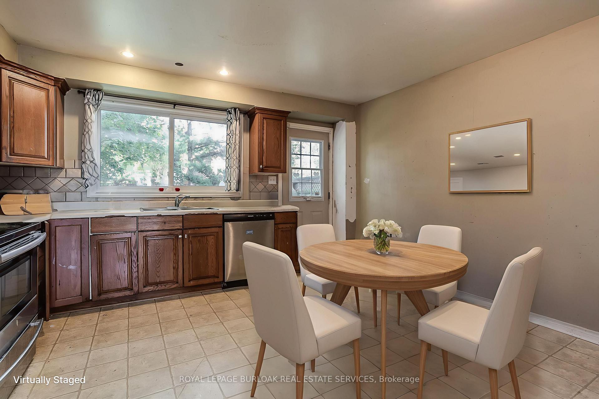 Photo 10 of 4050 Longmoor Drive, Burlington, Shoreacres — HOMEH