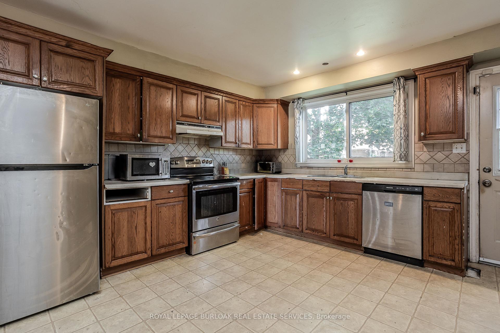 Photo 11 of 4050 Longmoor Drive, Burlington, Shoreacres — HOMEH