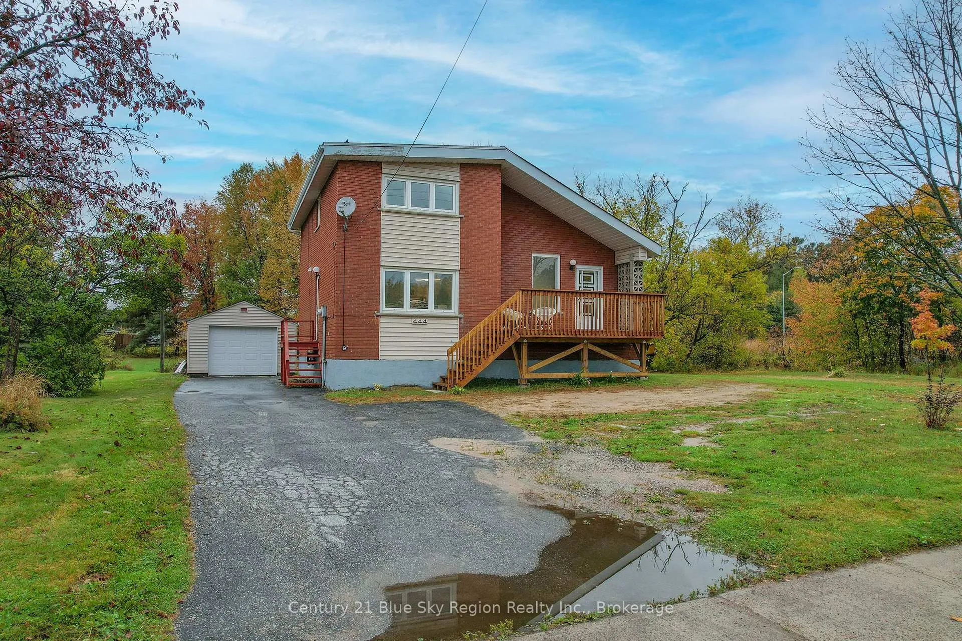 Front of 444 Lansdowne Street E