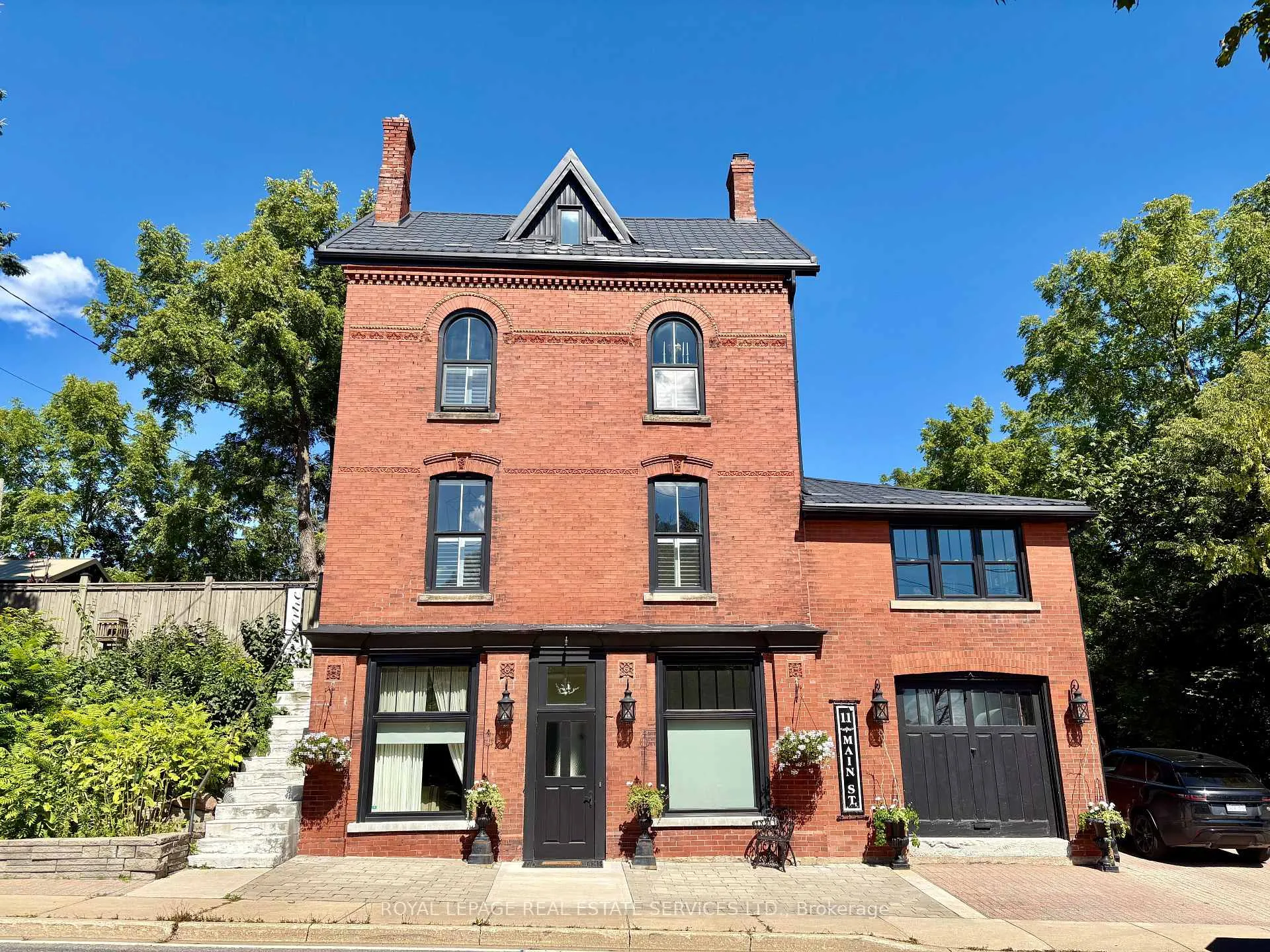 Front of 11 Main Street S