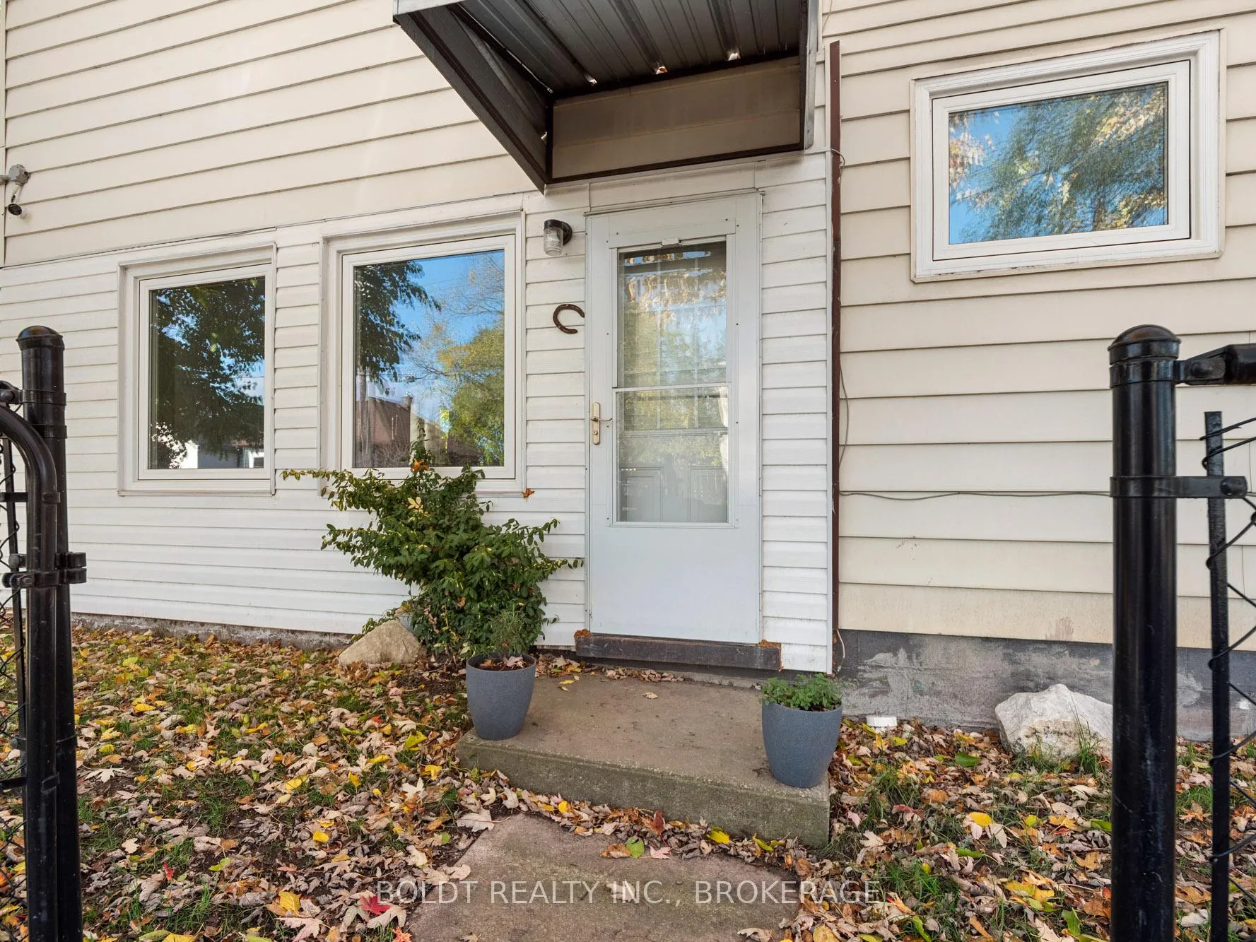 Photo 2 of 224 Oakdale Avenue, St. Catharines, Oakdale — HOMEH