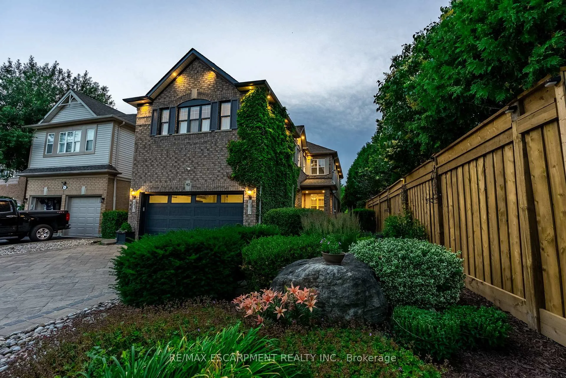 Photo 2 of 40 Premier Road, Hamilton, Waterdown — HOMEH