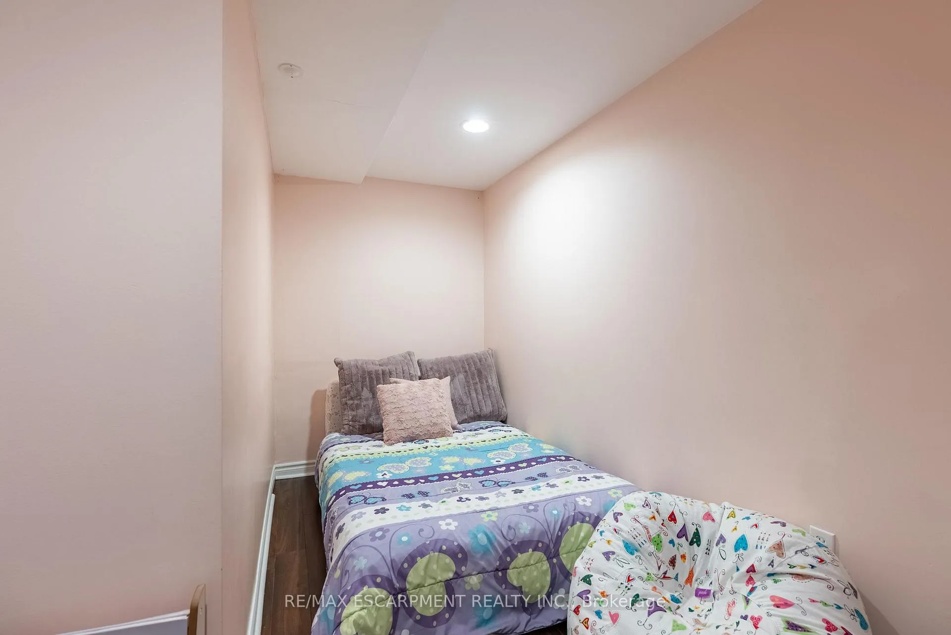 Photo 39 of 40 Premier Road, Hamilton, Waterdown — HOMEH