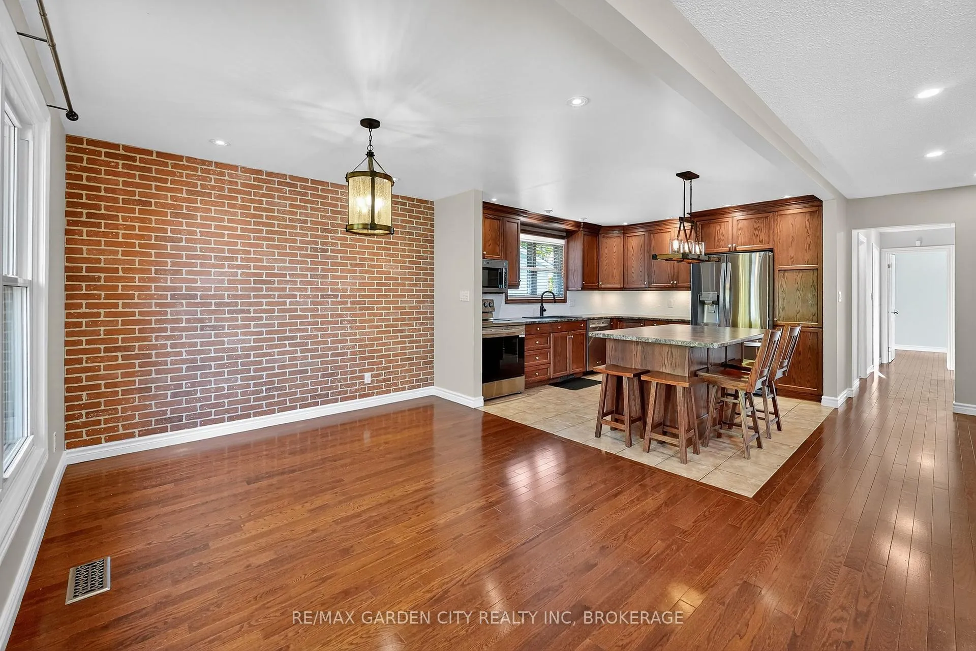 Photo 11 of 4 Jeanette Drive, St. Catharines, Vine/Linwell — HOMEH