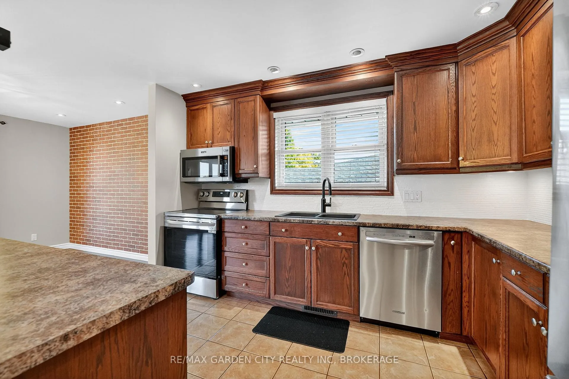 Photo 12 of 4 Jeanette Drive, St. Catharines, Vine/Linwell — HOMEH