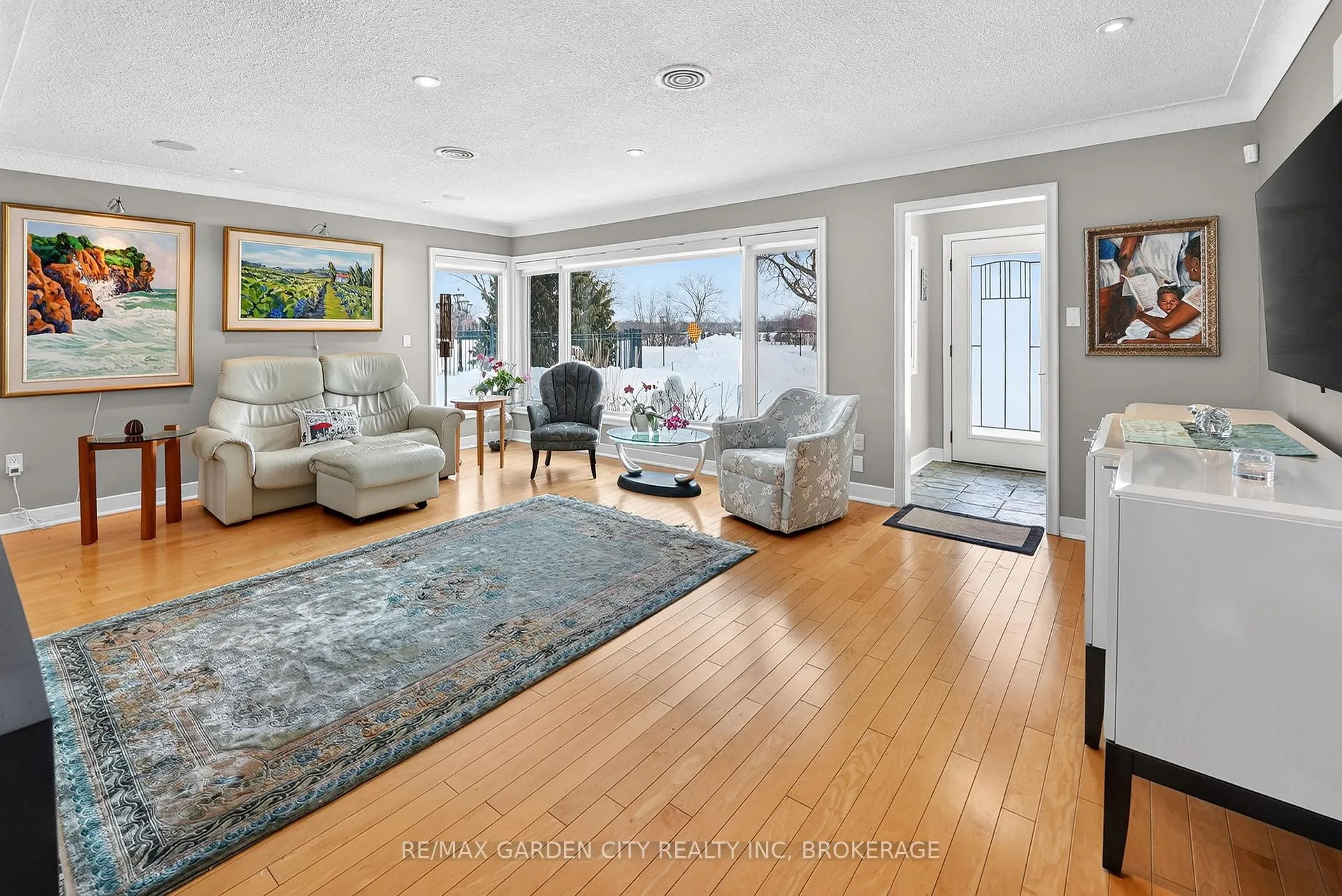 Photo 3 of 112 Riverdale Drive, St. Catharines, Old Glenridge — HOMEH