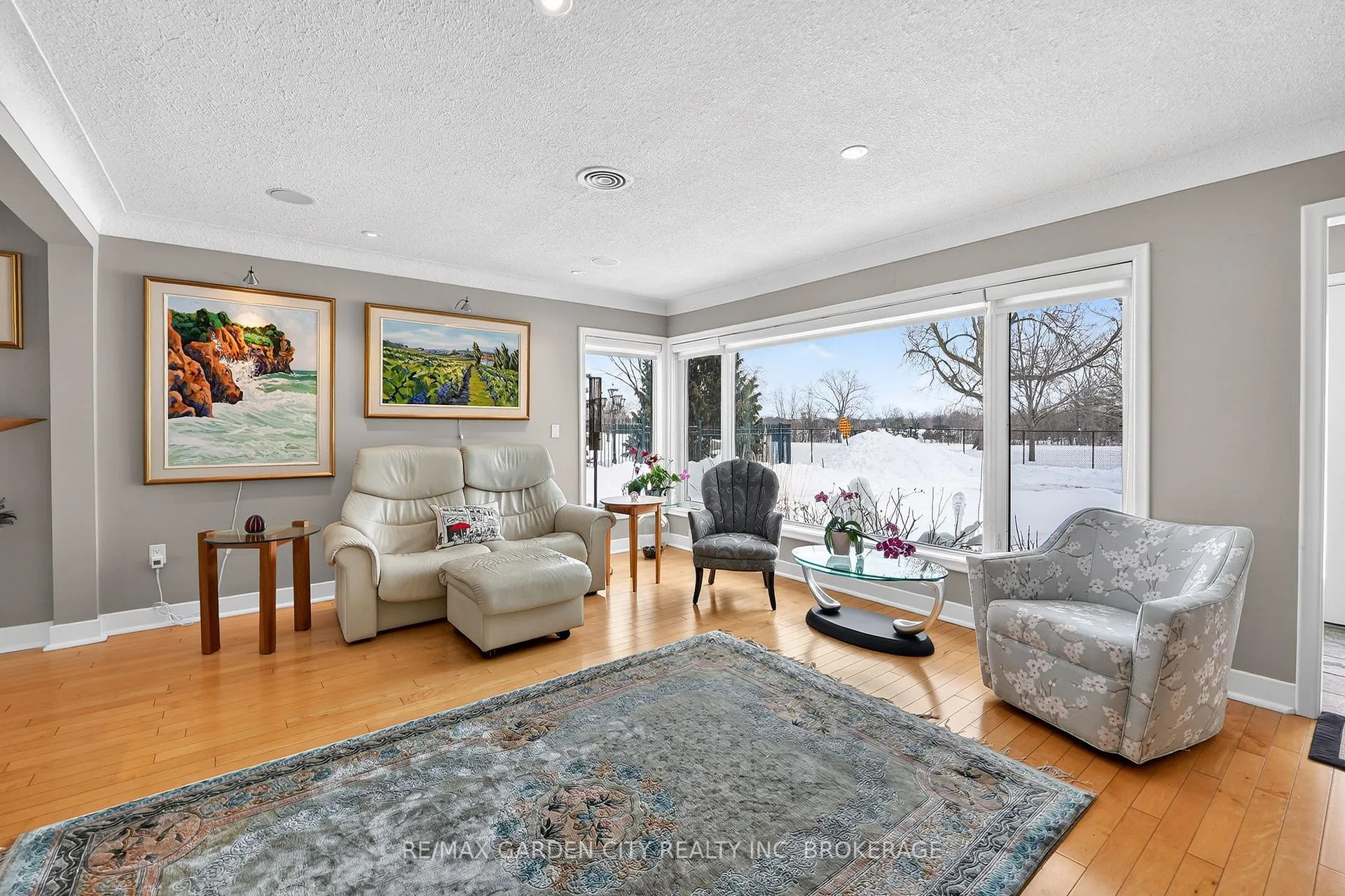 Photo 5 of 112 Riverdale Drive, St. Catharines, Old Glenridge — HOMEH