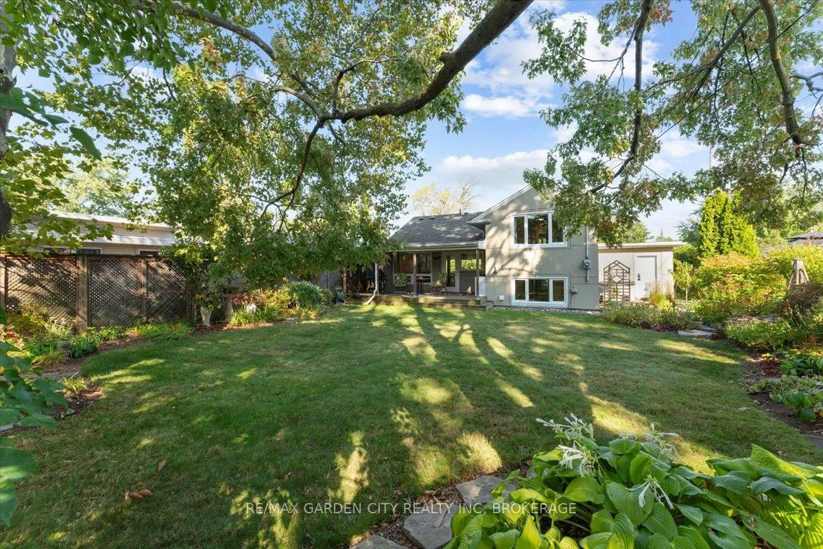 Photo 11 of 112 Riverdale Drive, St. Catharines, Old Glenridge — HOMEH