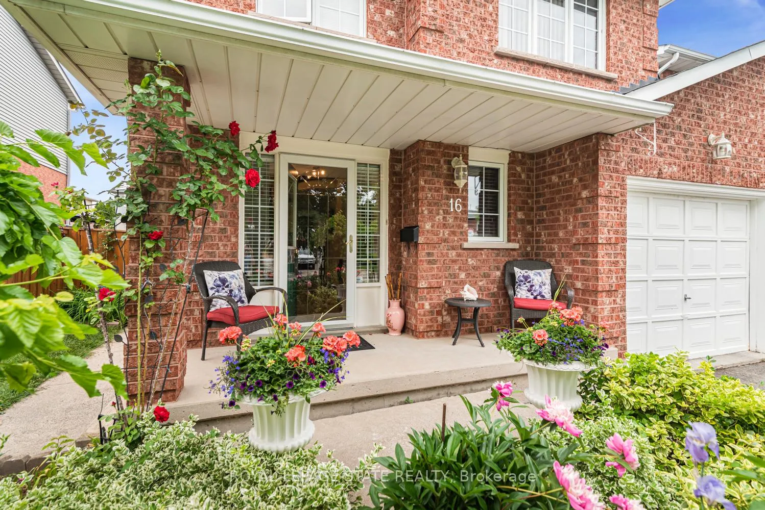 Photo 2 of 16 Chelsea Crescent, Hamilton, Stoney Creek — HOMEH