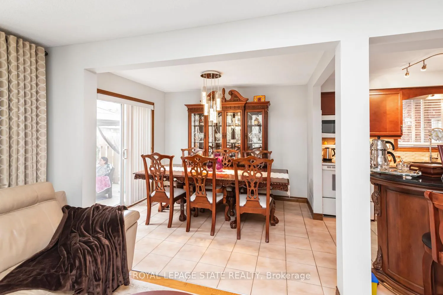 Photo 12 of 16 Chelsea Crescent, Hamilton, Stoney Creek — HOMEH