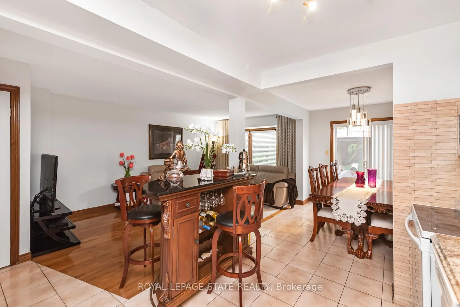 Photo 13 of 16 Chelsea Crescent, Hamilton, Stoney Creek — HOMEH