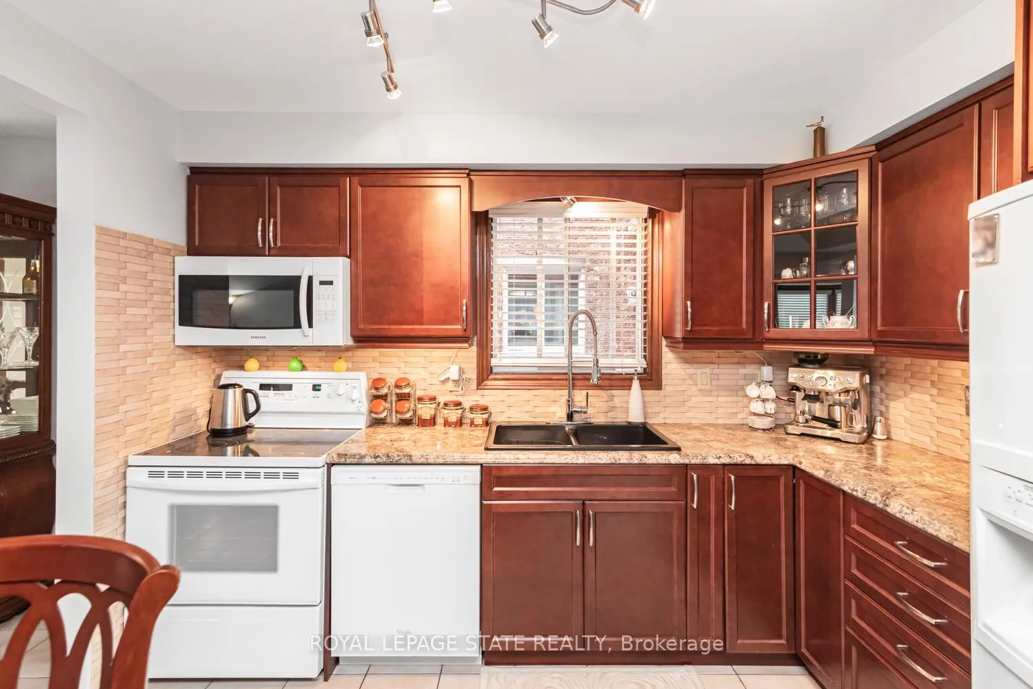Photo 14 of 16 Chelsea Crescent, Hamilton, Stoney Creek — HOMEH
