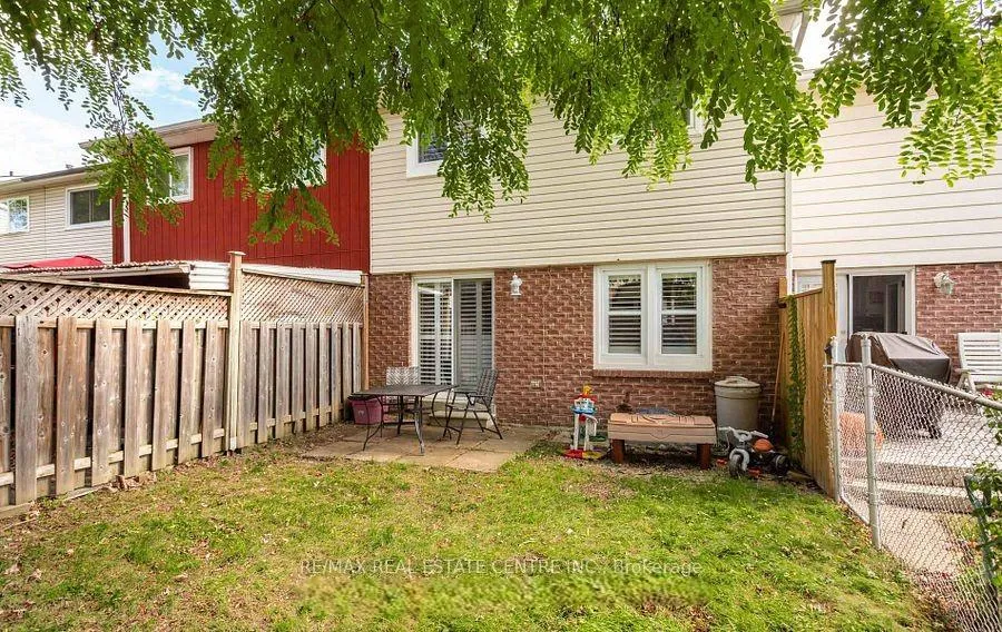 Photo 4 of 42 Gilmore Drive, Brampton, Madoc — HOMEH