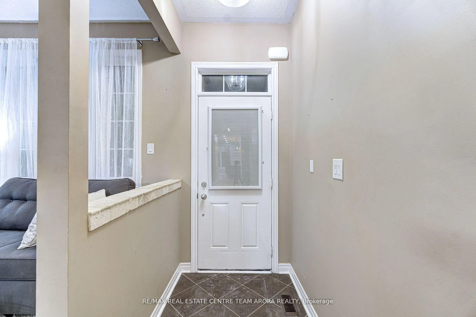 Photo 3 of 8 Kawana Road, Brampton, Bram West — HOMEH
