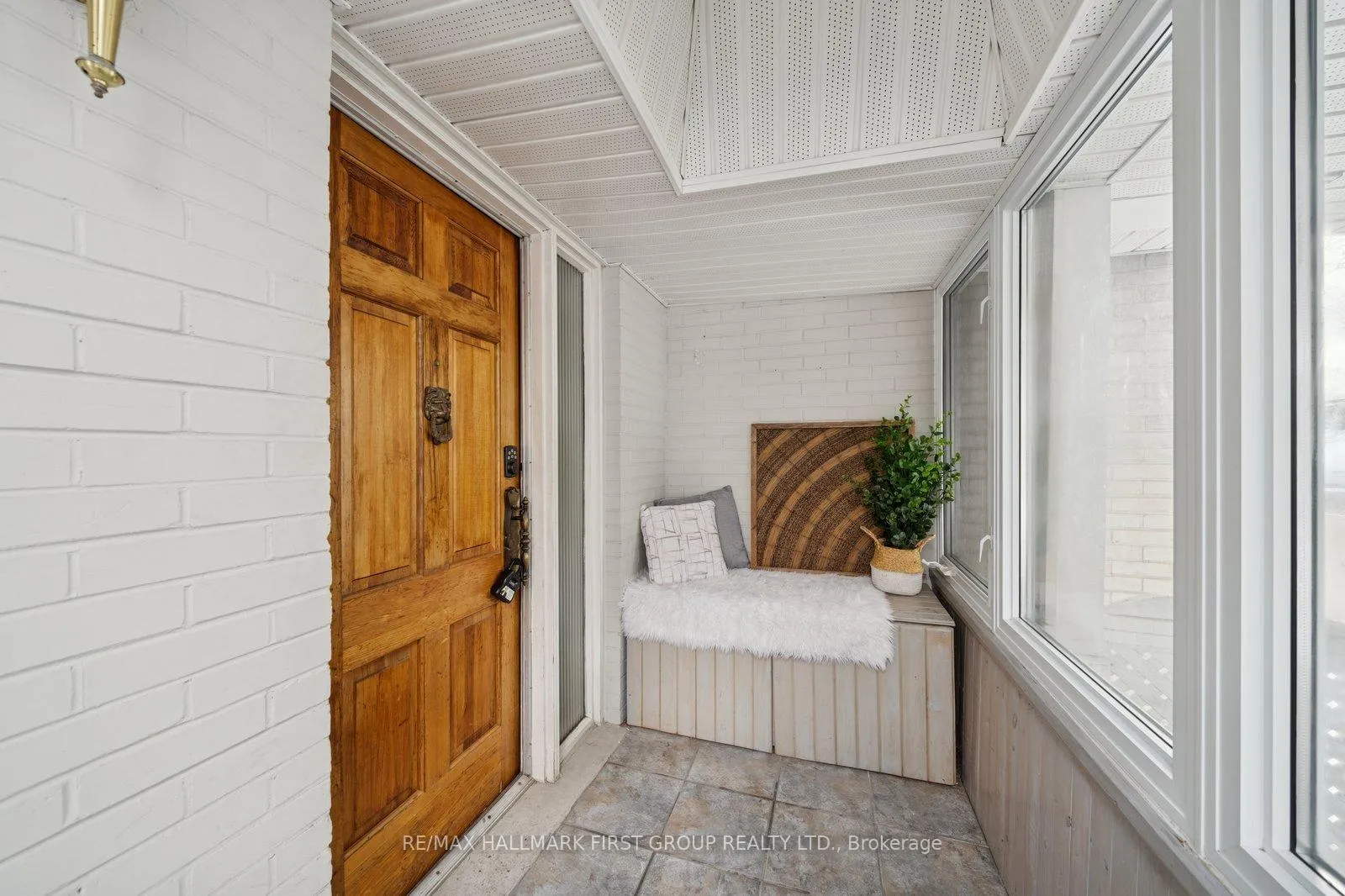 Photo 5 of 957 Timmins Gardens, Pickering, West Shore — HOMEH
