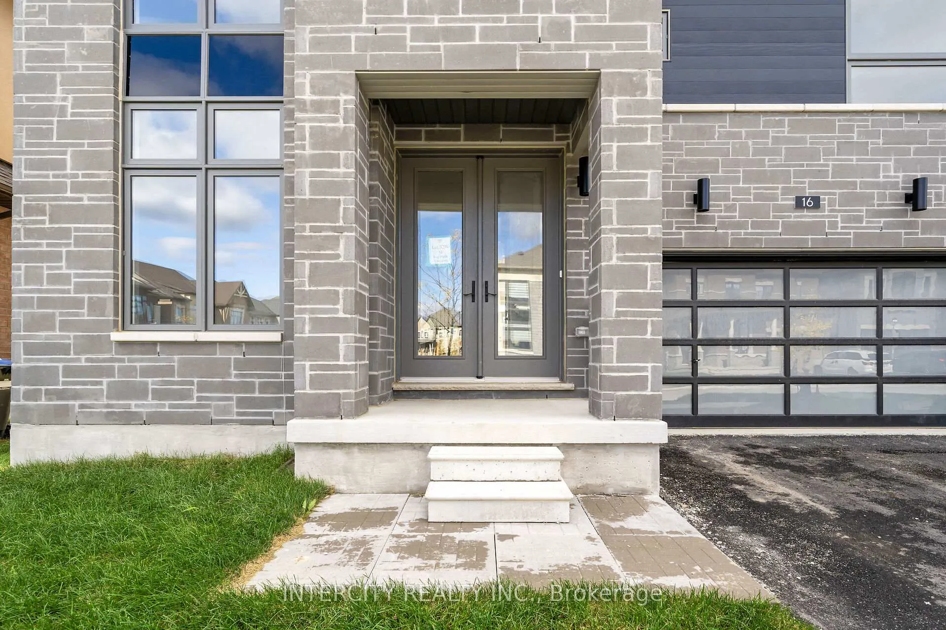 Photo 2 of 16 Keyworth Crescent, Brampton, Sandringham-Wellington North — HOMEH