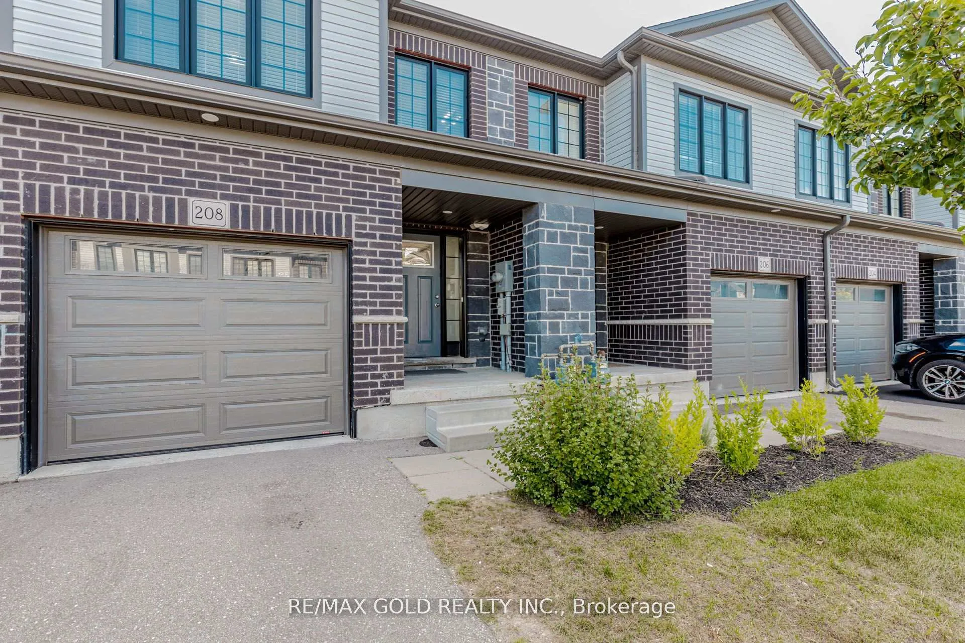 Photo 2 of 208 Woodmeadow Court, Kitchener — HOMEH