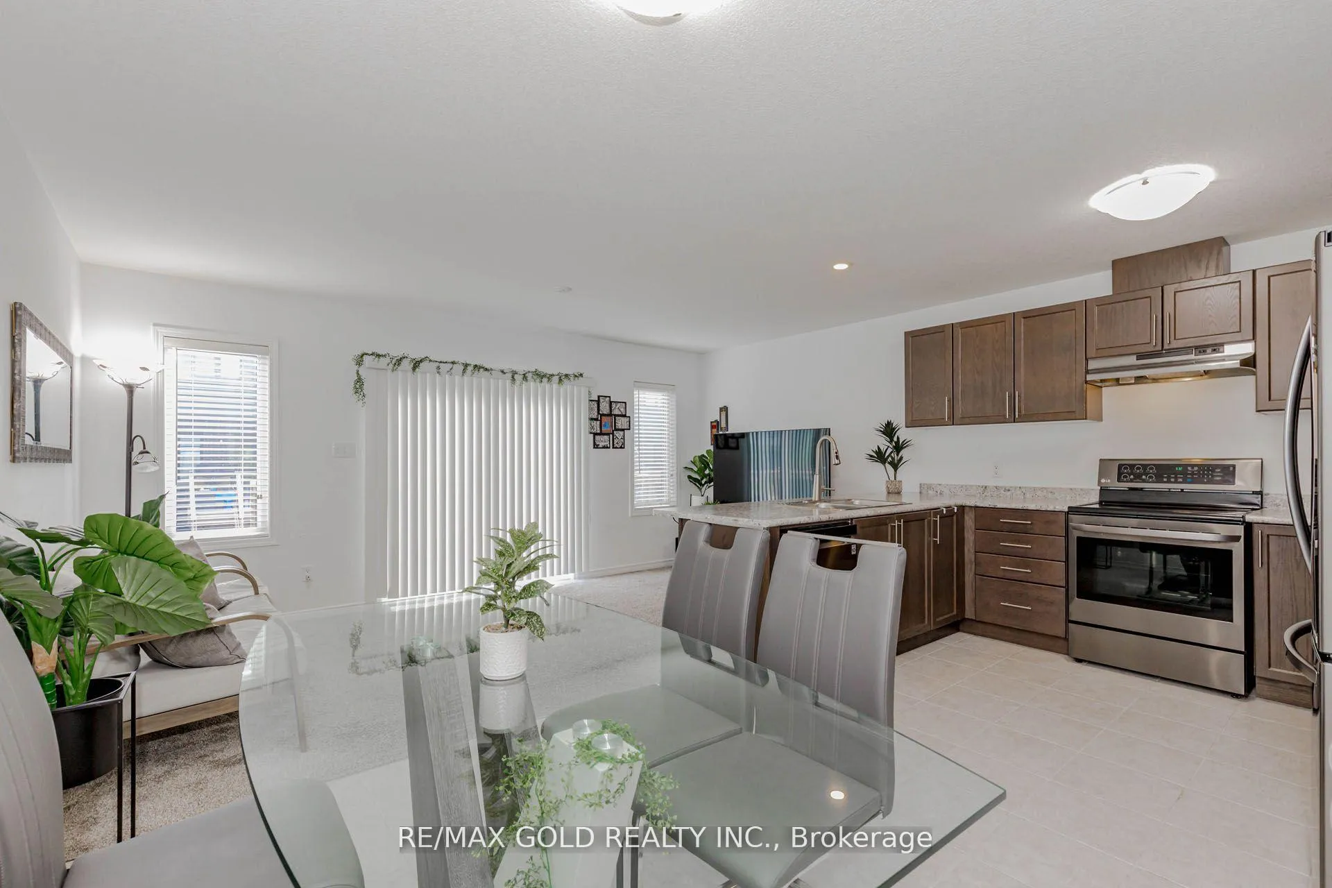 Photo 12 of 208 Woodmeadow Court, Kitchener — HOMEH