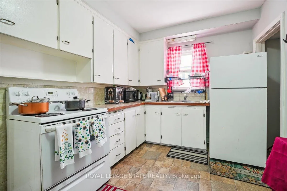 Photo 7 of 63 Pelham Road, St. Catharines, Western Hill — HOMEH